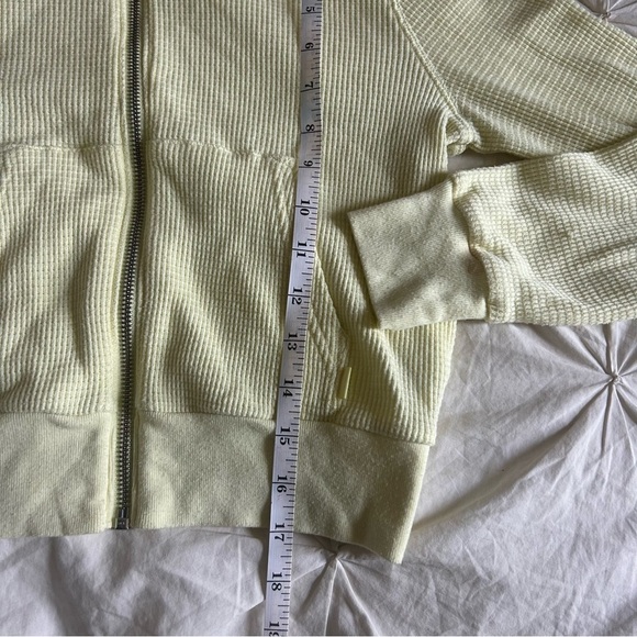 TNA By Aritzia Womens 2XS Butter Yellow Hooded Waffle-Knit Zip-Up Jacket - Picture 2 of 6